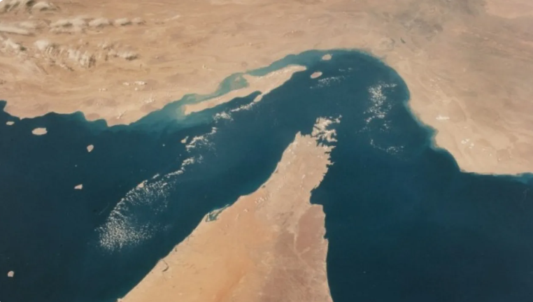 إيران تعتزم إغلاق مضيق هرمز