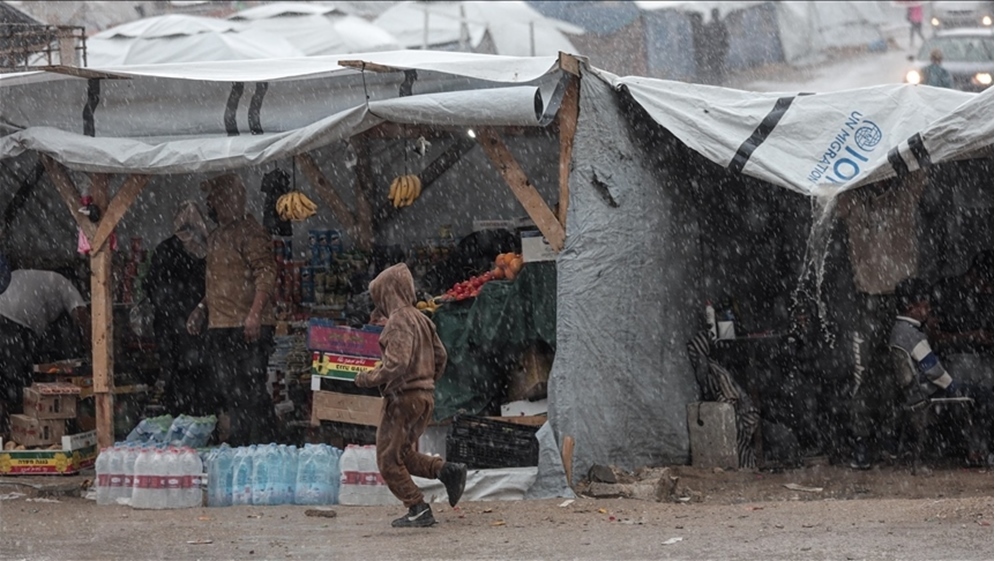 منخفض قوي يضرب غزة ويهدد بمفاقمة معاناة النازحين