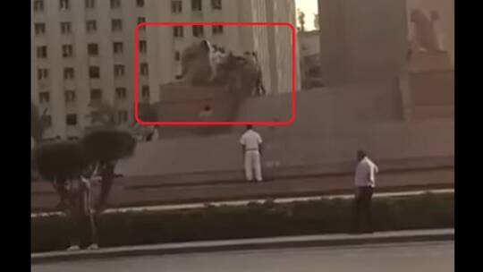مصر ..  محاولة تكسير أشهر تماثيل ميدان التحرير والأمن يتحرك
