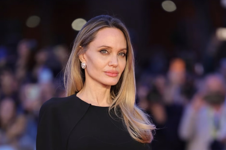 أنجلينا جولي تستعرض وشومها في عرض فيلمها الجديد بروما