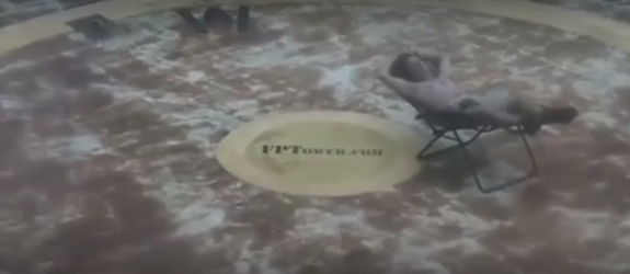بالفيديو: أمريكي يأخذ حماماً شمسياً أثناء إعصار ماثيو
