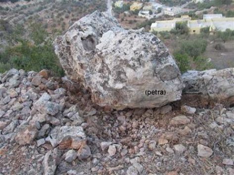 صخرة تشكل خطراً على منازل بعجلون (صورة)