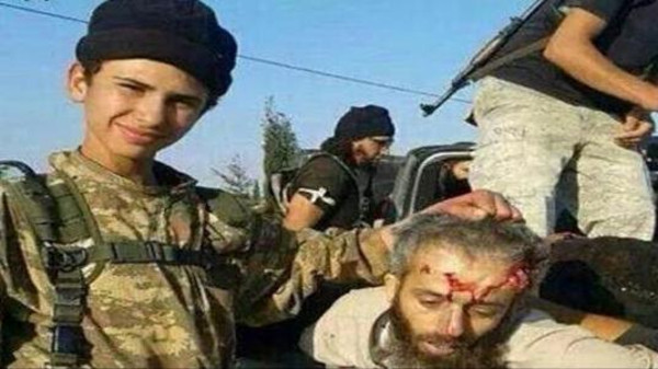 داعش يقتل قاضي "صقور الشام" ..  وصبيانه يلهون برأسه