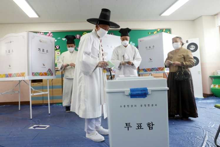 الناخبون في كوريا الجنوبية يظهرون ثقتهم بدولتهم عبر التصويت رغم أزمة كورونا