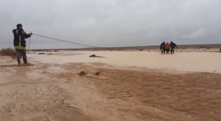 بالفيديو ..  شاهد الدفاع المدني ينقذ شخصا حاصرته السيول 