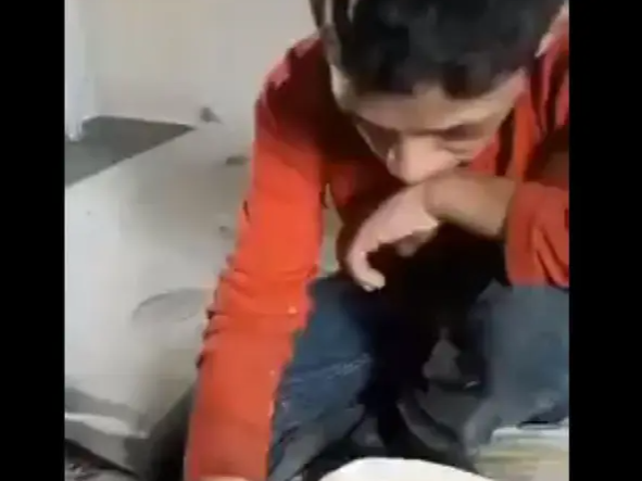 فيديو يكسر القلوب ..  عذبوا طفلا سوريا في لبنان تأخر على الأغنام!