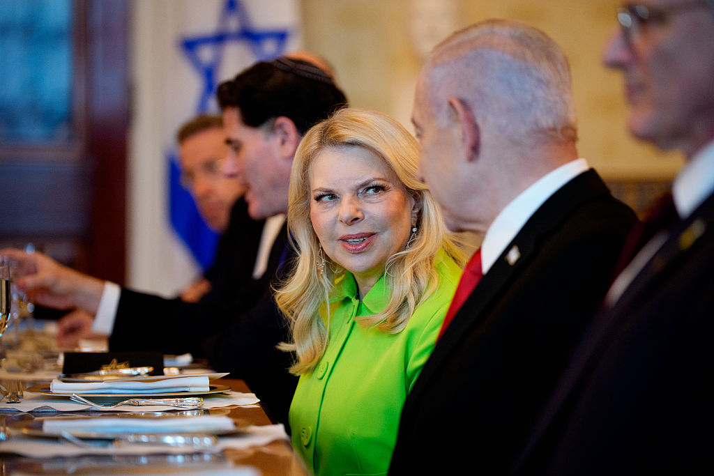  موظفة تقدم دعوى ضد سارة نتنياهو: ‘ألقت عليّ البندورة والزيتون