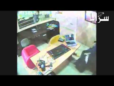 سرقة محل صرافة بعمان و عراك بين السارقين والموظفين بوضح النهار 