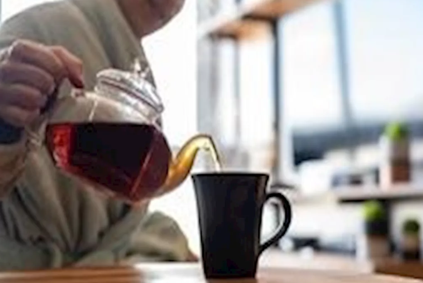 بهذا المقدار طبيب يوضح: يمكن لمريض السكري تناول الشاي بالسكر