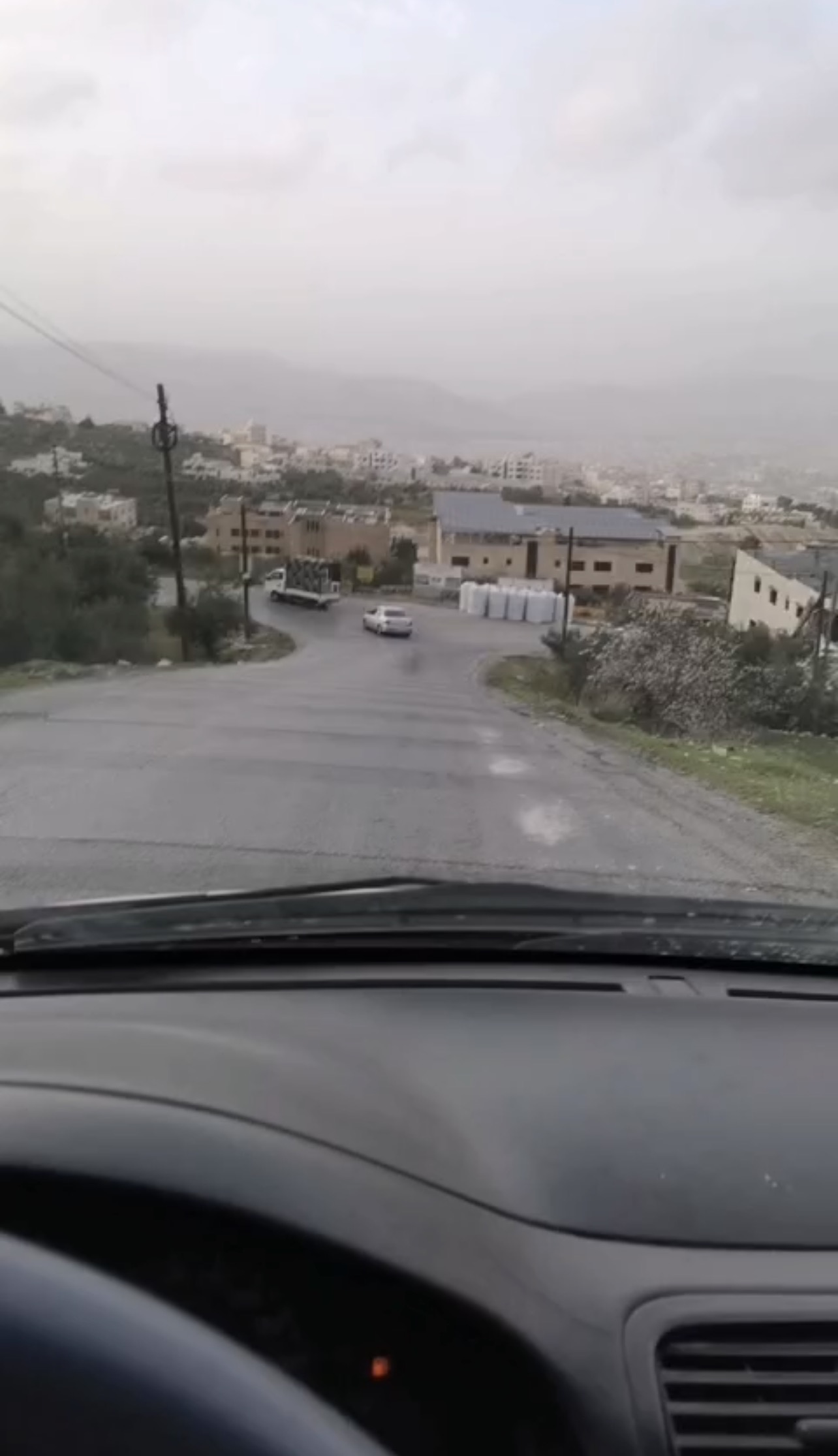 بالفيديو ..  طريق متهالك دون إنارة وحوادث لا تتوقف على طريق ضاحية الإمام الغزالي في الجبيهة