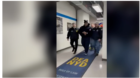 شاهد ..  أول عبارات قالها مادورو بعد إحضاره إلى الولايات المتحدة مكبلا بالأصفاد