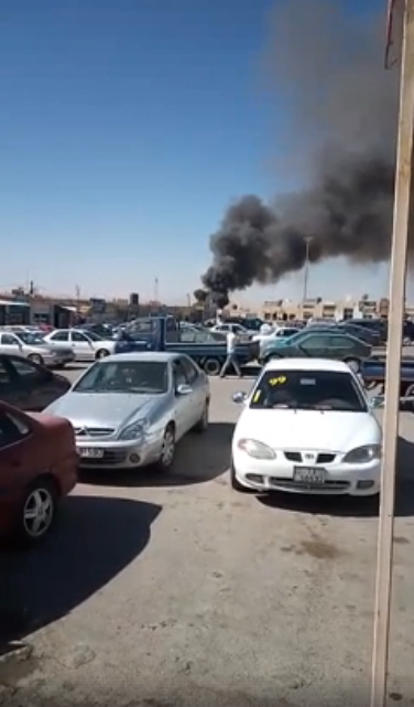 بالفيديو ..  حريق ضخم في "ساحة الشطب " بالمنطقة الحرة بالزرقاء وكوادر الدفاع المدني تكافح لاخماده