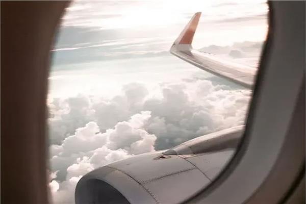 مسافرة على متن طائرة تنفذ هبوطًا اضطراريًا بعد تعرض طيار لوعكة صحية