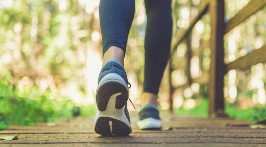 المشي للخلف ..  فوائد صحية عظيمة تفوق السير للأمام
