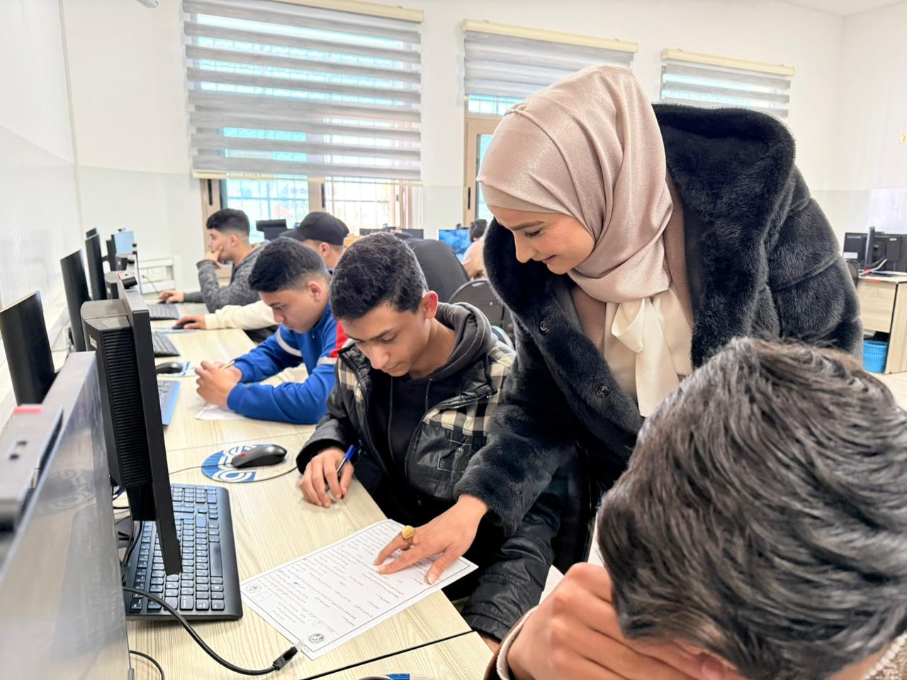 السواريس تتفقد "BTEC" والامتحانات في مدرسة عثمان بن عفان