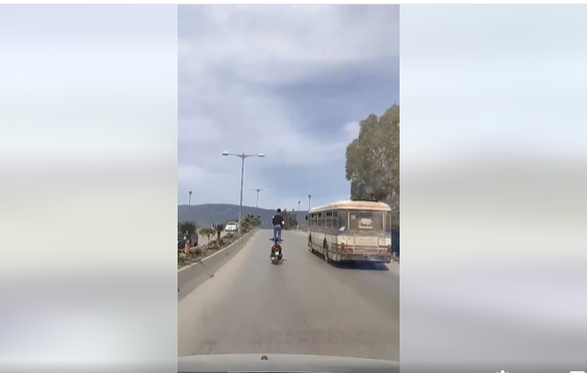 في مشهد صادم  ..  شاب متهور يعتلي دراجته النارية ويقف عليها وسط الطريق
