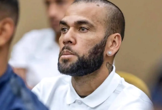 بعد تبرئته من الاغتصاب ..  ألفيس لاعباً ومالكاً لفريق برتغالي