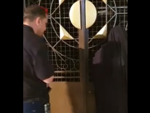 بالفيديو  ..  سيدة تبكي بحرقة بعد احتراق احد مكاتب المسجد الحسيني  ..  تعرف على السبب ؟