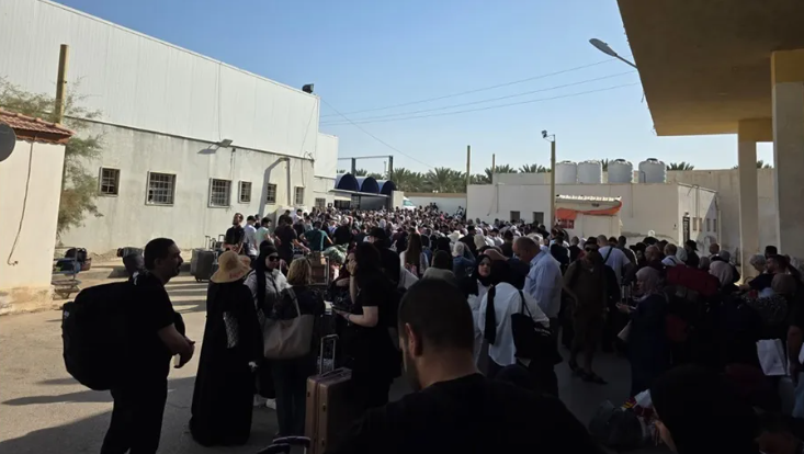 جسر الملك حسين ..  اكتظاظ واستياء بأوساط المسافرين لمنع "الاحتلال" عبورهم