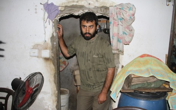 بالصور : فلسطيني  يعيش في حفرة وقماشة تفصل "الحمام" عن "المطبخ"