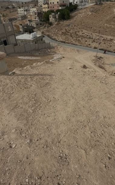أهالي في الرصيفة يشكون تردّي واقع الطرق وغياب الإنارة ويحذّرون من المناهل المفتوحة - فيديو