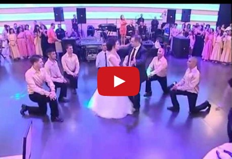 بالفيديو  ..  رقصة عروسين تشعل مواقع التواصل الاجتماعي