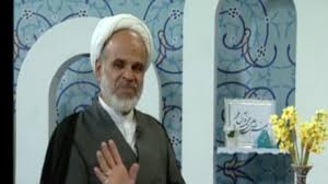 بالفيديو ..  رجل دين ايراني يداهمه زلزال وهو في مقابلة تلفزيونية فكيف تصرف 