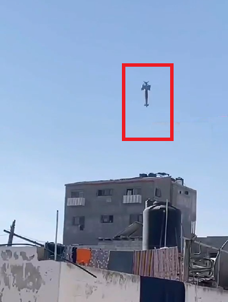 بالفيديو  ..  لحظة استهداف منزل في غزة بواسطة صاروخ "مجنح" 