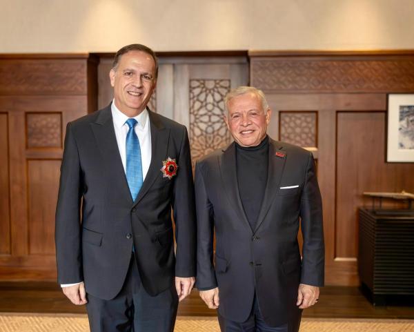 الملك ينعم على الدكتور فراج بوسام الملك عبدالله الثاني للتميز