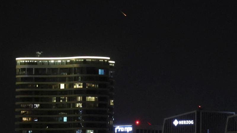 إعلام عبري: سقوط رؤوس متفجرة وشظايا صاروخية في تل أبيب إثر هجوم إيراني