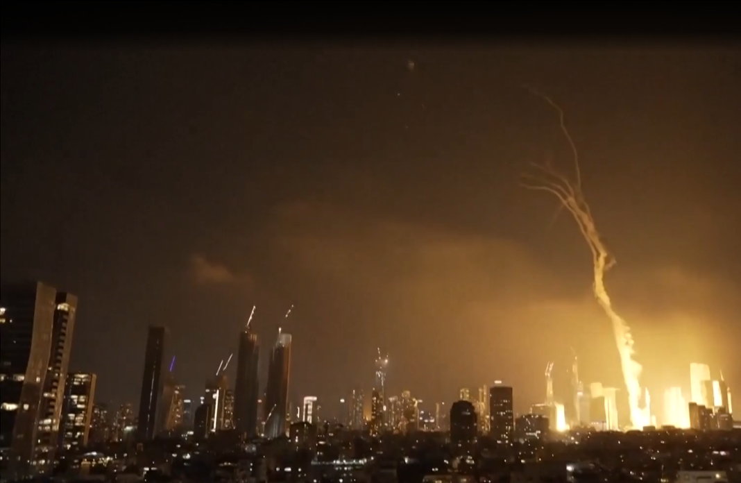 دمار غير مسبوق و40 مصابا ..  ما الذي تعرفه عن هجوم إيران على إسرائيل؟