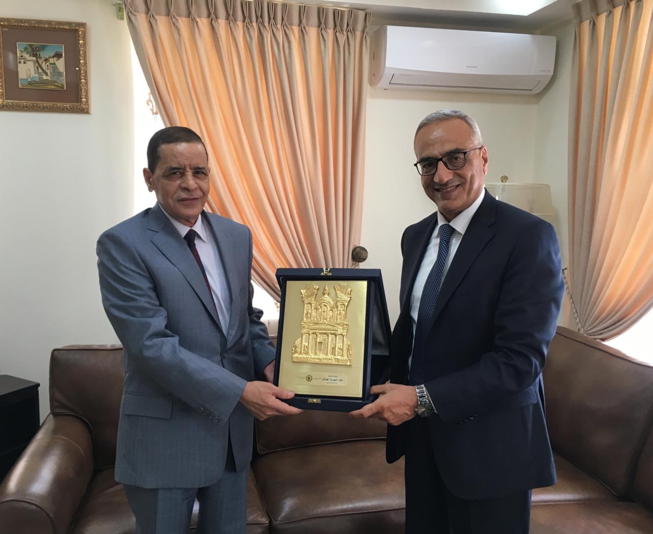 بالصور  ..  بحث التعاون الصحي بين الكندي والسفارة الجزائرية