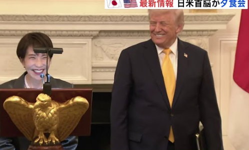 تقليد مفاجئ لترمب ..  رئيسة وزراء اليابان تشعل الضحك والتصفيق بعبارة "لقد عادت اليابان" - فيديو 