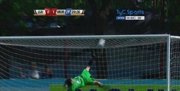 فيديو: مليون مشاهدة لحارس يصد الكرة على طريقة المهاجمين الكبار