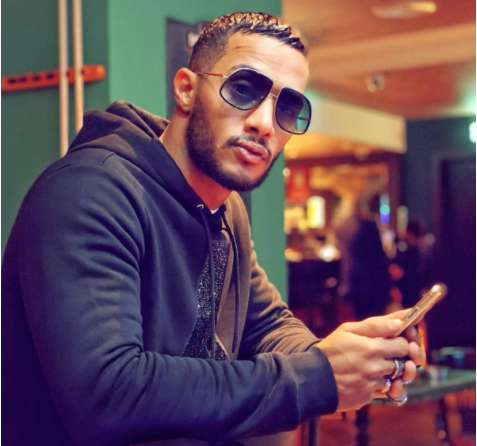 بالصور  ..  فنانة شهيرة تهاجم محمد رمضان بسبب تصويره لمضيفة جوية