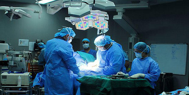 طبيب يقطع رأس جنين خلال عملية ولادة