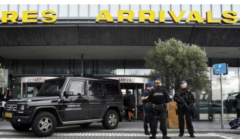 اعتقال نجمة عالمية في مطار أوروبي