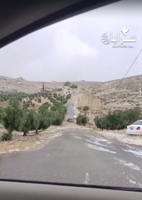 بالفيديو ..  انجراف مركبة وإغلاق طريق بفعل السيول في عمان