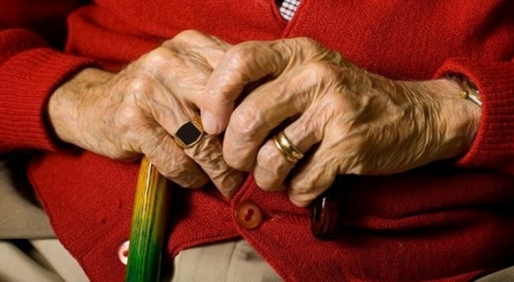 بالفيديو  ..  ممثلة مصرية قديرة تتعرض للضرب والسرقة من قبل أولادها  ..  وهذه التفاصيل