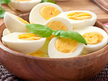كم عدد السعرات الحرارية في البيض وهل تختلف حسب الحجم؟