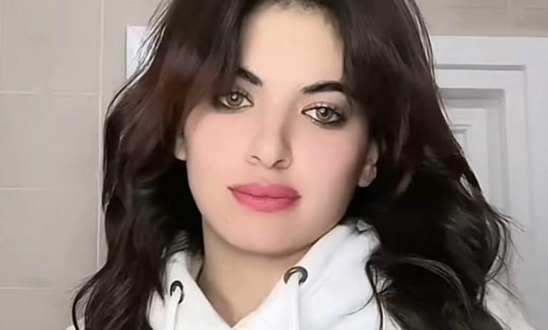 شبان يصفعون البلوجر "سوزي الأردنية" في مصر أمام والدها - (صورة)