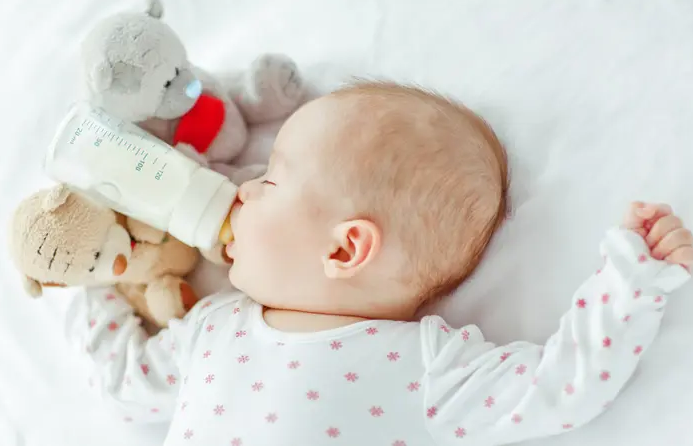 حليب ملوث بمادة سامة يثير الهلع بفرنسا ..  وفاة رضيعين والسلطات تحقق