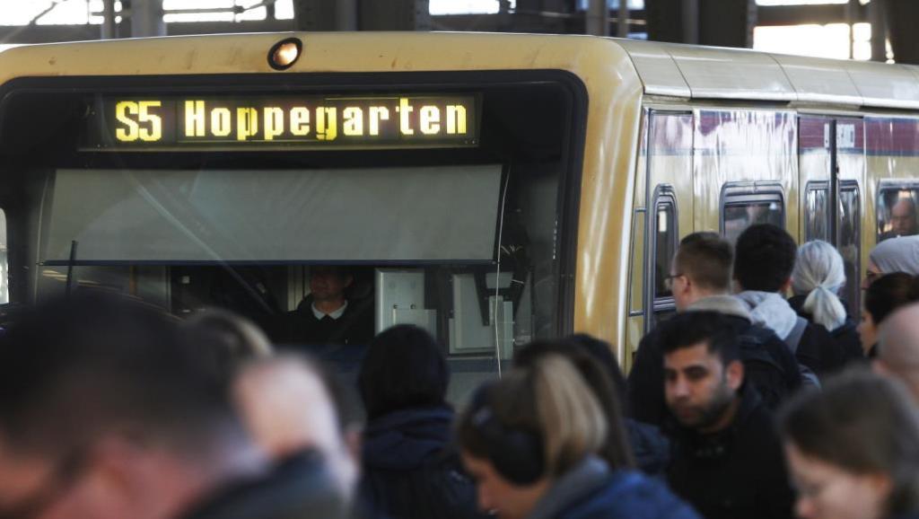 حتى تلحق به زوجته ..  رجل يعطل سير مترو في ألمانيا