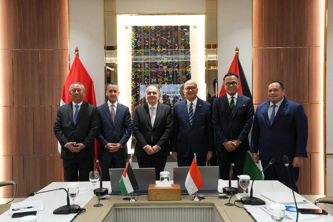 على هامش زيارة جلالة الملك إلى إندونيسيا ..  وزير الاستثمار يبحث فرص التعاون مع وزير الاستثمار