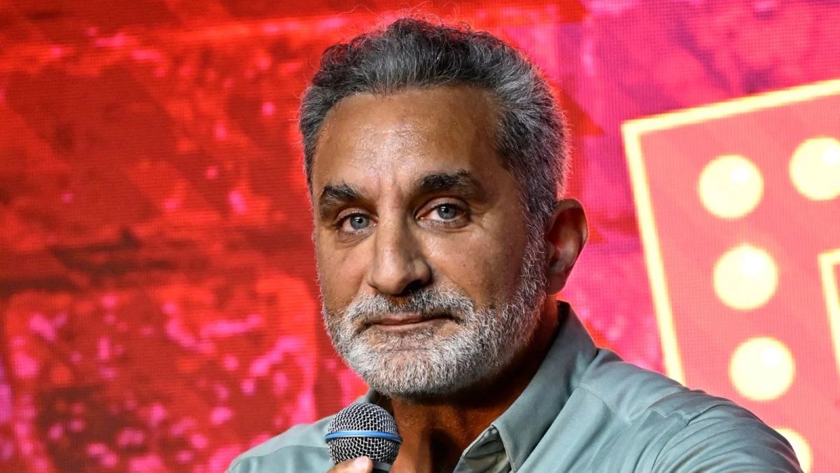 رسالة ساخرة من باسم يوسف لعمرو دياب: كفاية تنطيط دي قلة أدب (فيديو)