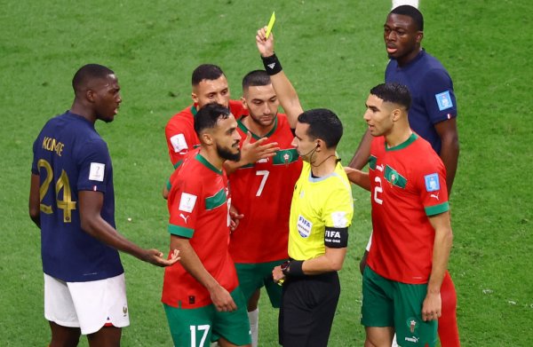 المغرب يحتج رسميًا على حكم مباراته ضد فرنسا ويراسل الفيفا