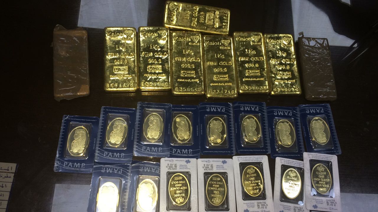  بالصور  ..  احباط تهريب سبائك وأونصات ذهبية ضبطت بمخابئ سرية 