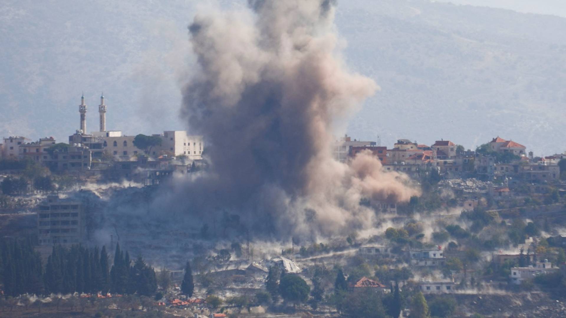 غارات "إسرائيلية" تستهدف بلدتين في جنوب لبنان