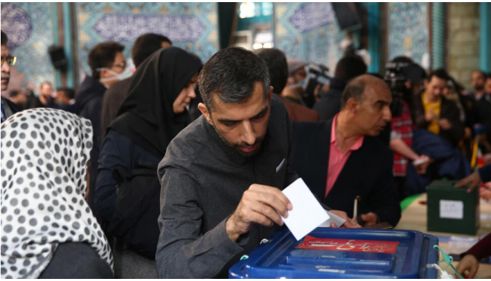  الإيرانيون يواصلون الإدلاء بأصواتهم لاختيار رئيس للبلاد 