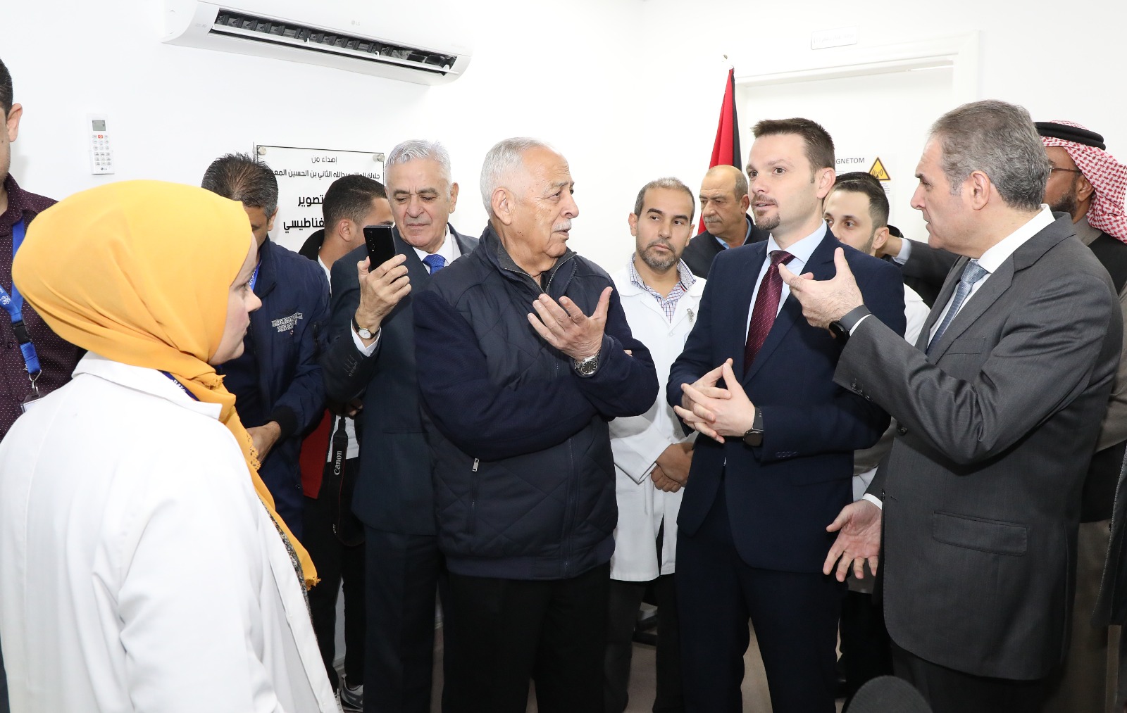 بالصور  ..  العيسوي يتفقد وحدة الرنين المغناطيسي بمستشفى معاذ بن جبل بالاغوار الشمالية